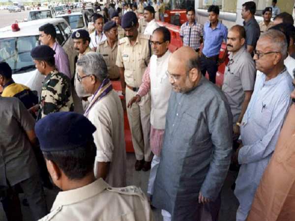 Amit Shah being welcomed by chief minister Shivraj Singh Chouhan at Raja Bhoj airport in Bhopal. (PTI image)