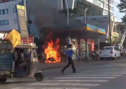 Bike catches fire at Indore petrol pump
