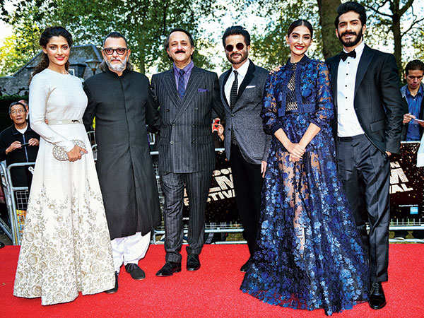 Saiyami Kher, Rakeysh Omprakash Mehra, Rohit Khattar, Anil Kapoor, Sonam Kapoor and Harshvardhan Kapoor at the premiere 