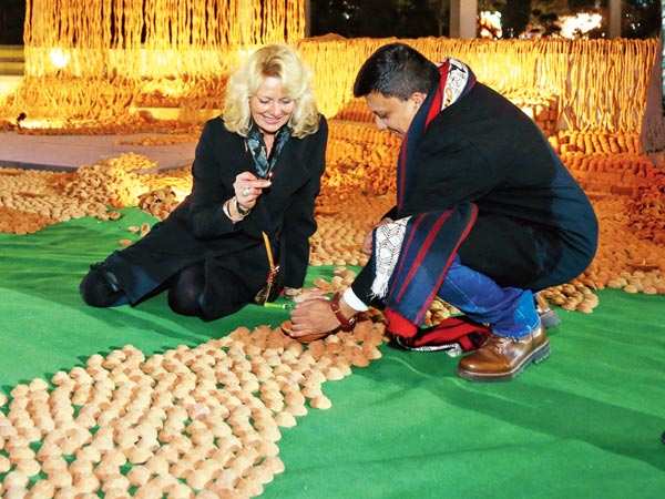 <p>Jacqueline Lundquist (L), wife of the former US ambassador, lights a diya with Manav Gupta (BCCL/ Lokesh Kashyap)<br></p>