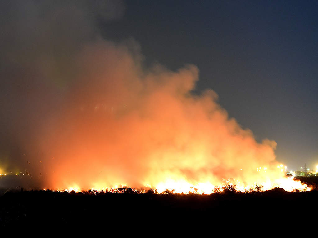 Fire rages inside Kodungaiyur dump yard | Chennai News - Times of India