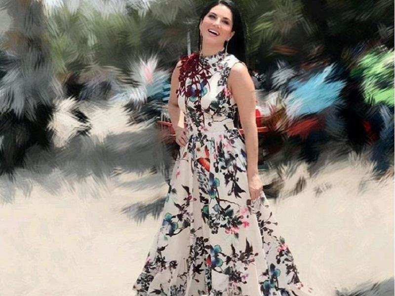 Sunny Leone: Sunny Leone's plane almost crashed  Marathi 