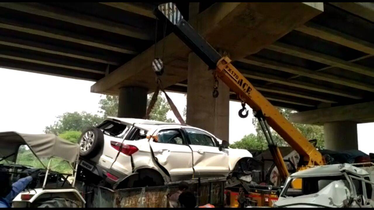 Police  removing the mangled remains of car from the expressway. (TOI Photo) 