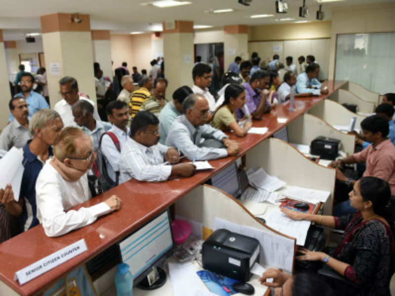 Taxpayers standing in que for file income tax returns
