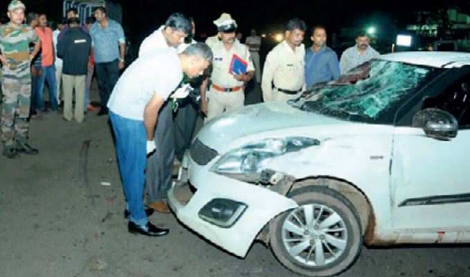 Police inspect the vehicle after Adyar Ziya, Fazal and three others were attacked at Farangipet on Monday night.