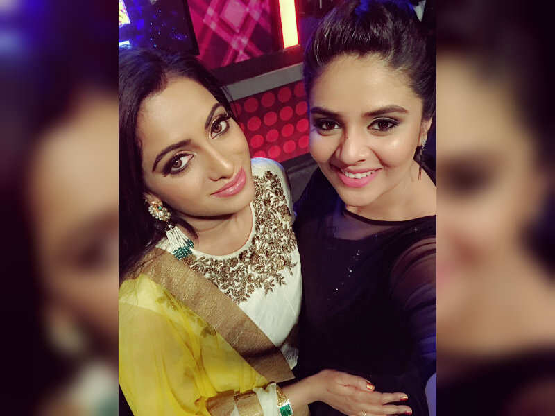 Udaya Bhanu celebrates her birthday on the sets of her new show 'Zulakataka' with family, the show's unit and Sreemukhi - Times of India Udaya Bhanu celebrates her birthday on the sets of her new show 'Zulakataka' with family, the show's unit and Sreemukhi - Times of India