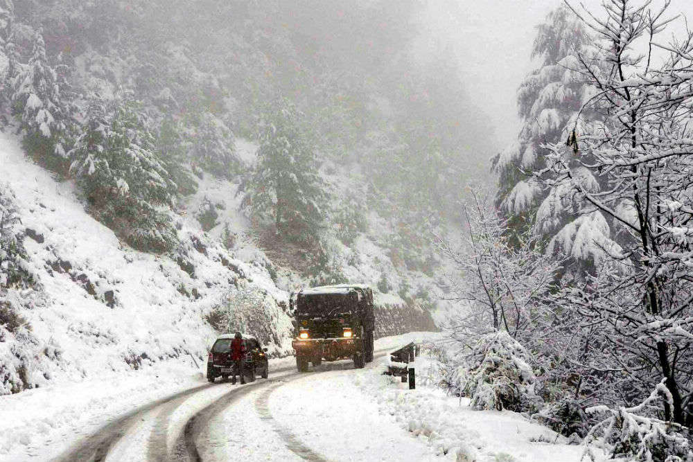 Jammu and Kashmir hit by fresh snowfall, Srinagar-Leh Highway closed again