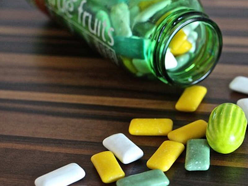 Can a swallowed chewing gum cause organ damage?