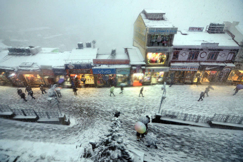 Season’s first snowfall in Shimla attracts tourists to the hill station