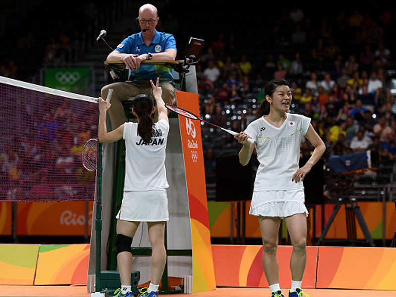 how many officials in badminton