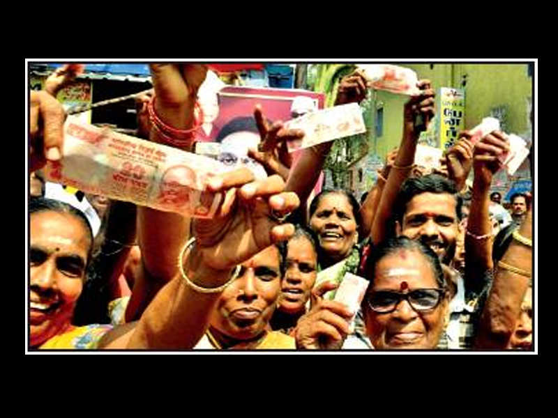 Women armed with ₹20 notes mobbed Dhinakaran and demanded he pay ₹10,000 per vote as allegedly promised