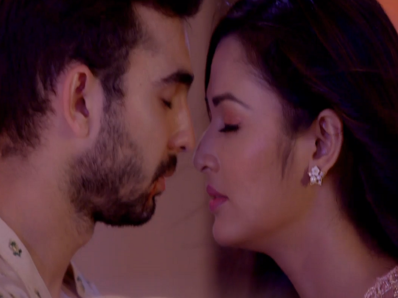 Yeh Hai Mohabbatein Written Update May 1 2018 Adi And Roshni Get Intimate With Each Other Times Of India