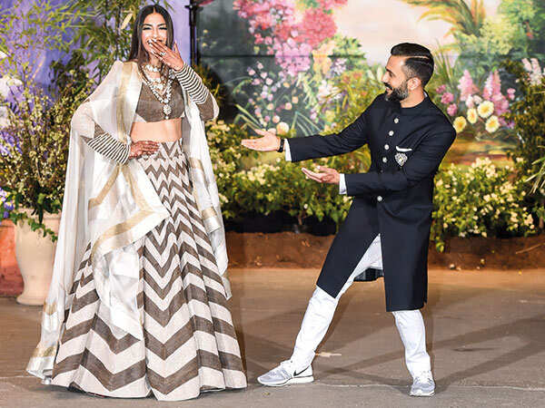 Sonam Kapoor Anand Ahuja Wedding Party Dance Off Video Bollywood S Sonam Kapoor Anand Ahuja Wedding Party Dance Off Video Bollywood S Gest At