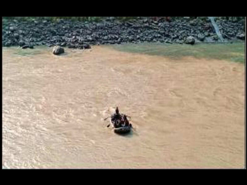 Tourists enjoy rafting on Teesta river