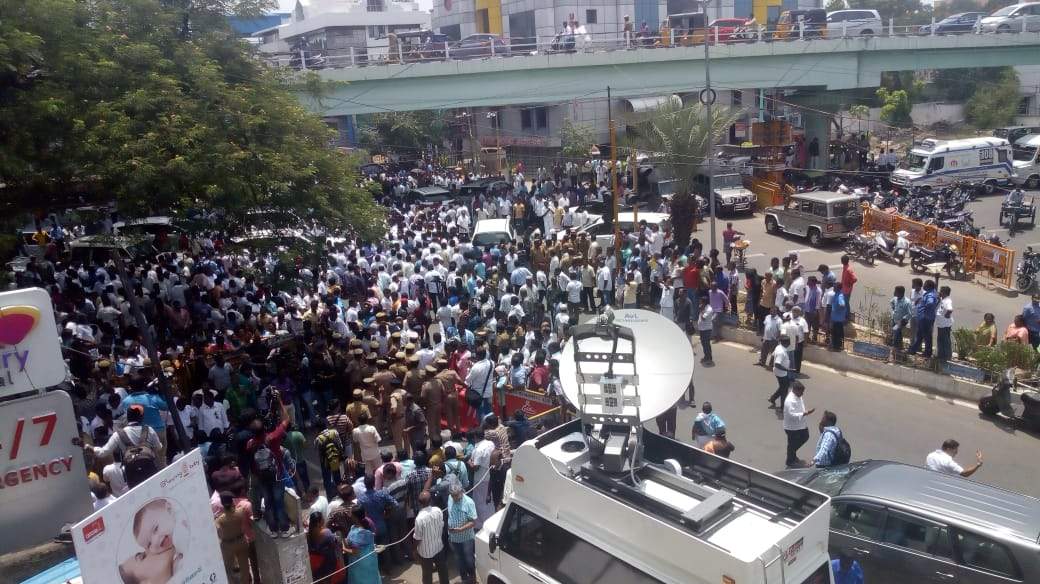 DMK Chief M Karunanidhi supporters crowd outside Kauvery Hospital | Chennai News - Times of India
