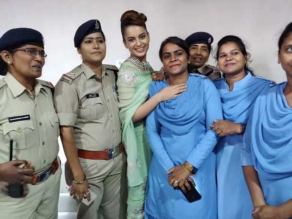 Photos: Kangana Ranaut interacts with Chief Minister Raman Singh ...