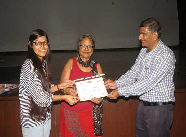 Participant being felicitated by Arunaraje Patil and Rajendra Pathak 