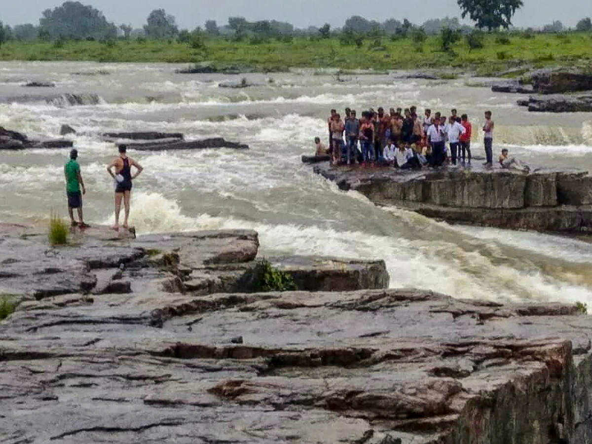 Tourists stranded after flash floods in Shivpuri. (Photo: PTI)