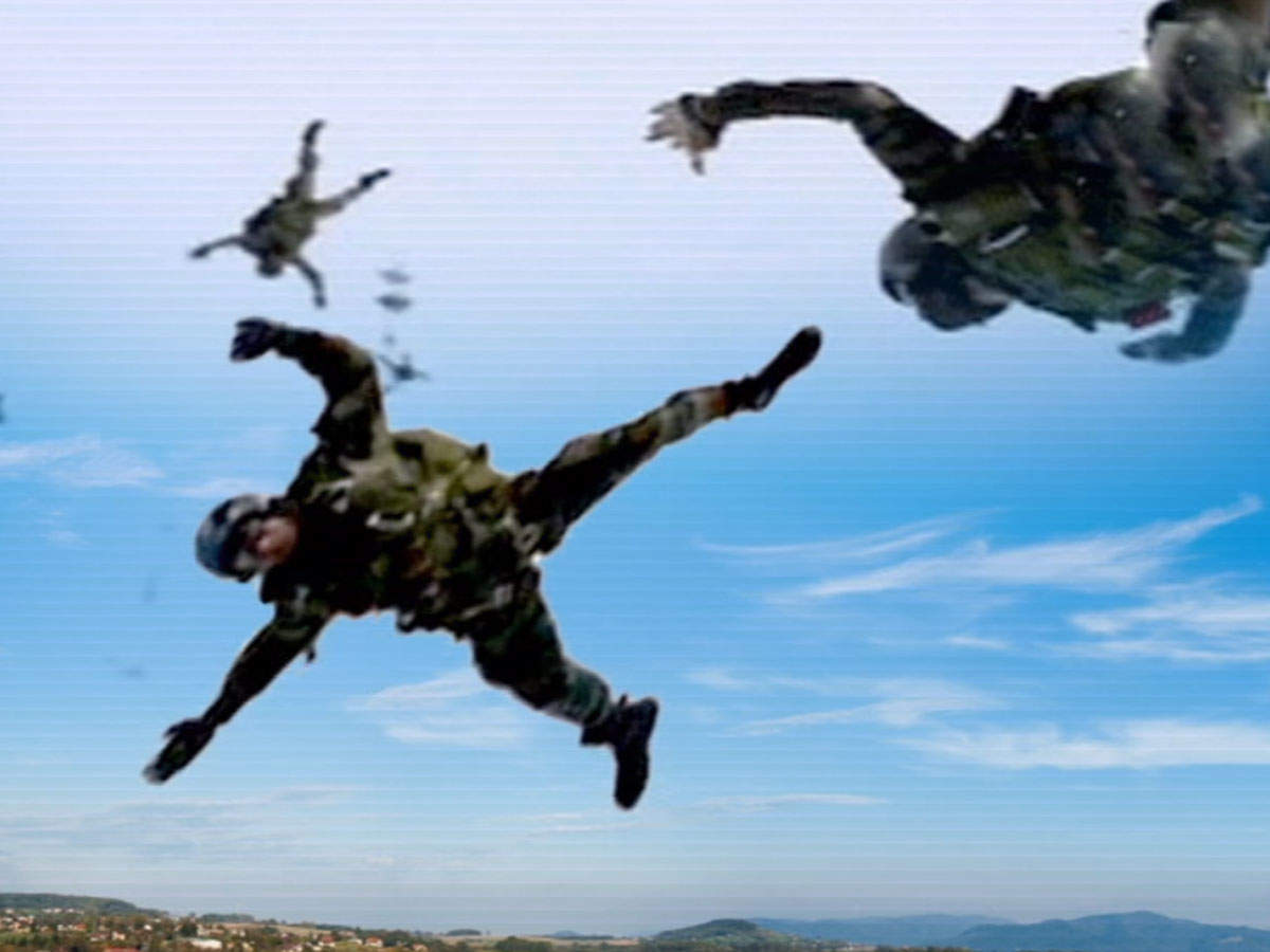 Watch: Indian Army's Para SF commandos carry out free fall jump ...