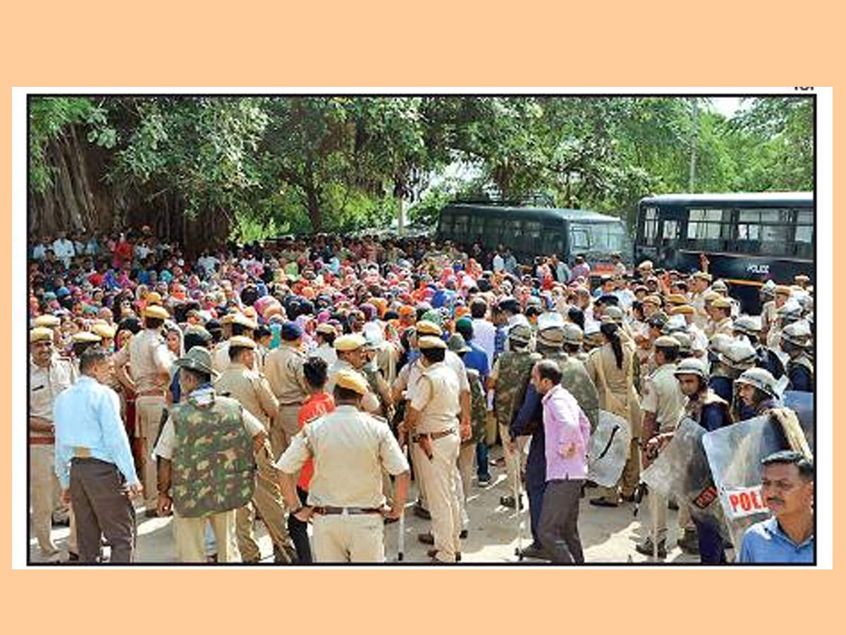 On Sunday afternoon, women walked out of their homes to lead a mass protest and hurled bangles at the police. They demanded arrest of the accused.