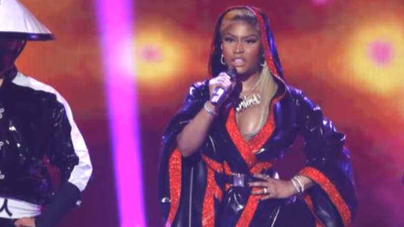 Nicki Minaj Handles Wardrobe Malfunction Like A Queen English