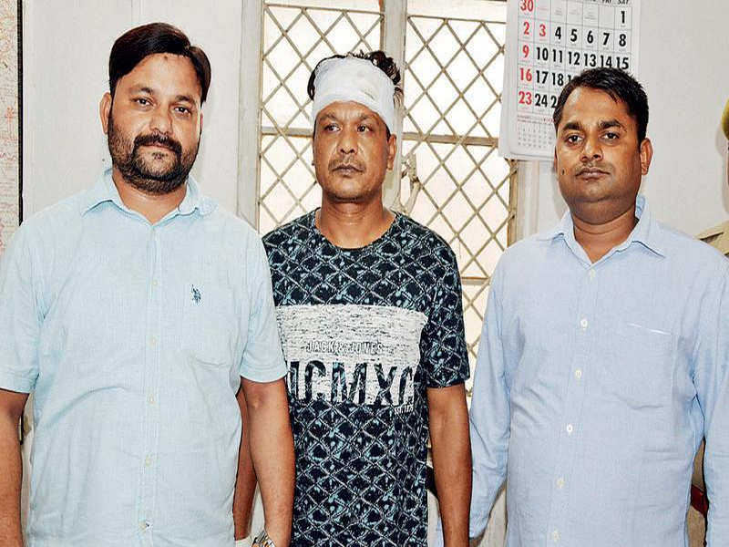 Amzad (centre) was arrested from Hindon Elevated Road