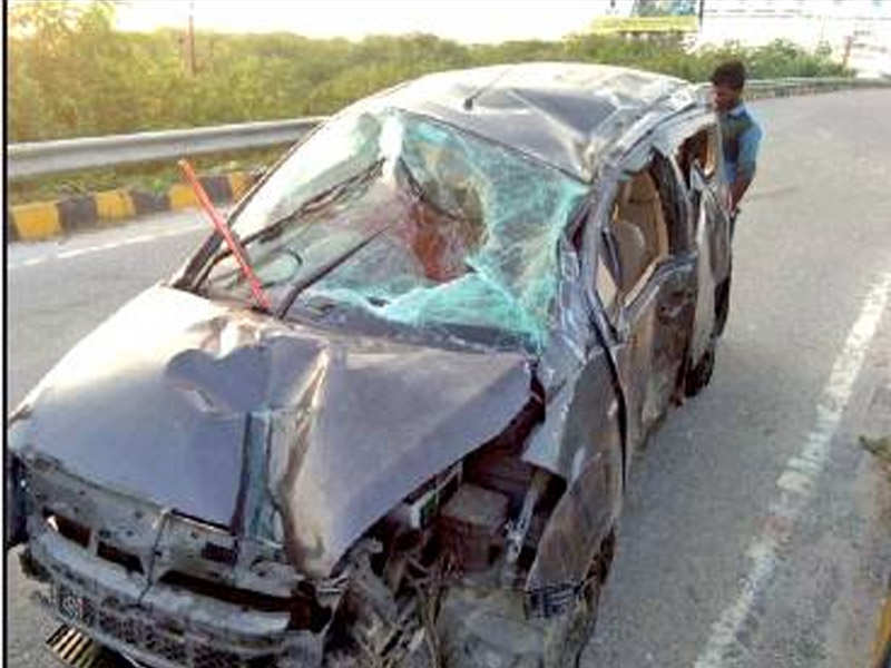 Two persons dead as speeding car crashes on Shaheed Path | Lucknow News -  Times of India