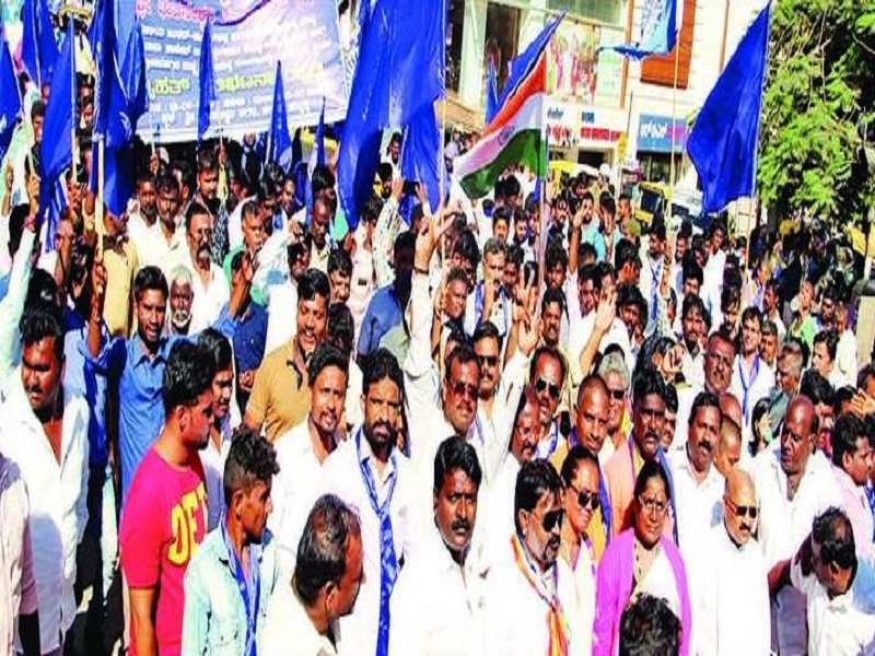 Members of Dalita Sangha Sansthegala Mahamandala at the rally in Hubballi on Tuesday