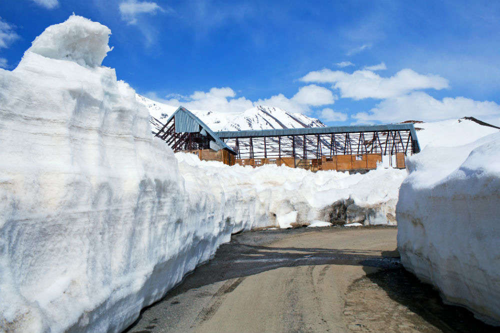 Manali-Ladakh route cut off; snowfall in Rohtang in September after 14 years