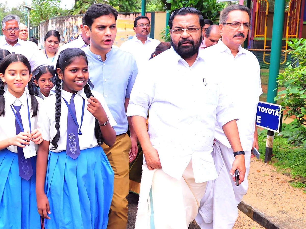 Kadakampally Surendran (second from right) has welcomed the court order. 