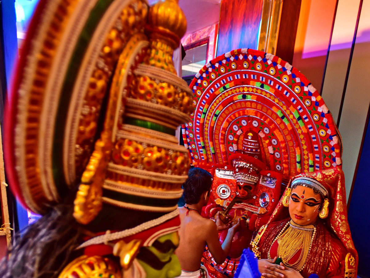 Kerala Tourism event: Kathakali dancers gear up for performance with  magnificent make-up back stage in Pune | City - Times of India Videos