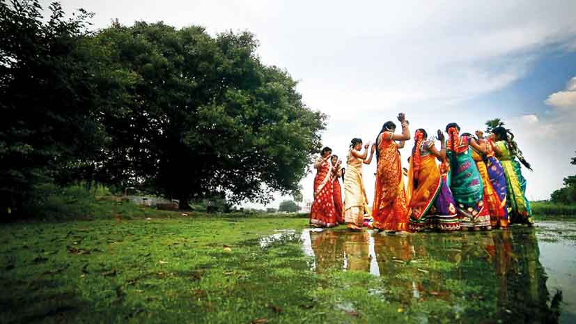 Mangli's Bathukamma song is a poetic ode to the sights and sounds of the  floral festival | Events Movie News - Times of India