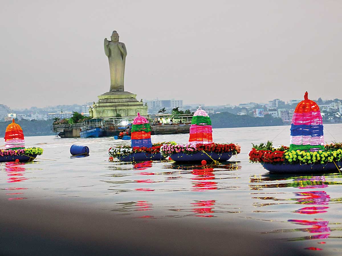 Bathukamma gets a cool twist as sailors sway to folk tunes, fishermen race  coracles | Events Movie News - Times of India