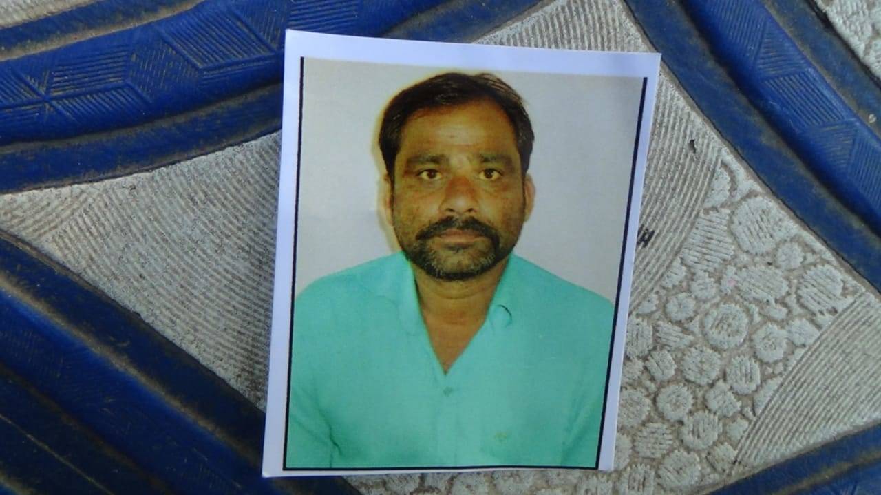 The deceased has been identified as Rajendra Singh Rajput of Gajar-Mundra village. Kotwali police have registered a case in this regard.