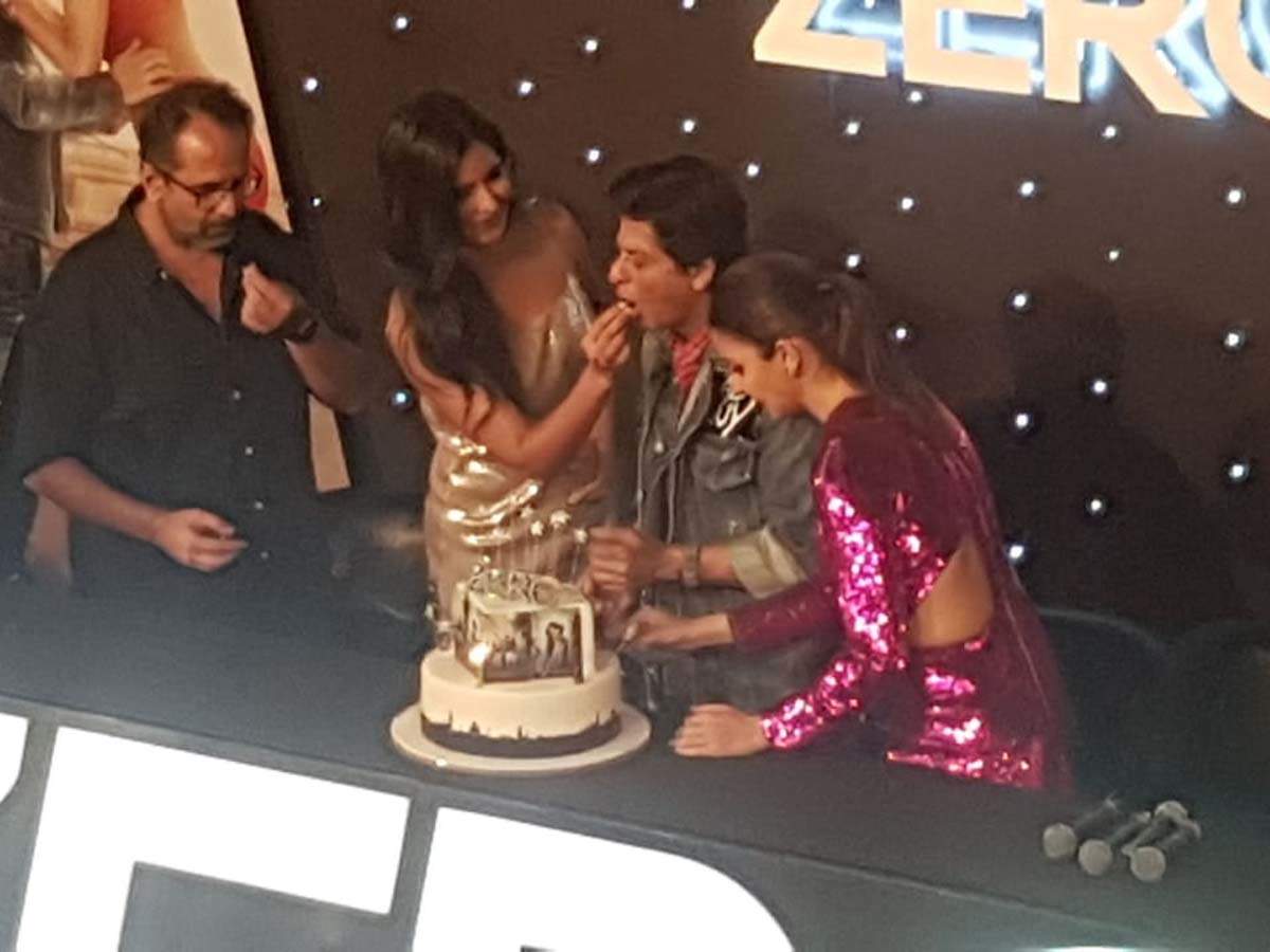SRK Cuts Birthday Cake With Media | Celebrates His 47th Birthday - video  Dailymotion