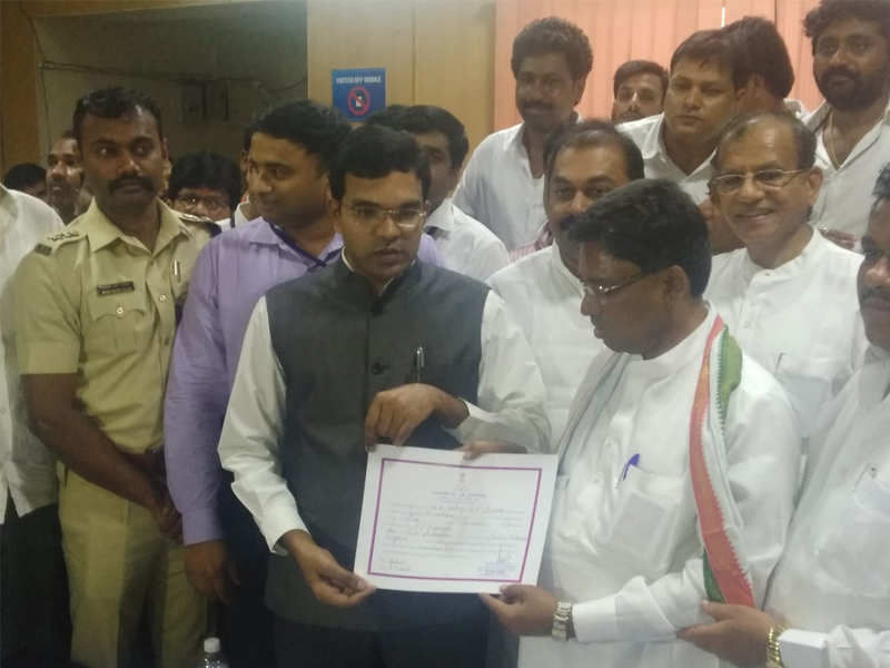 Congress winning candidates VS Ugrappa receives certificate for his victory in Ballary Lok Sabha seat.