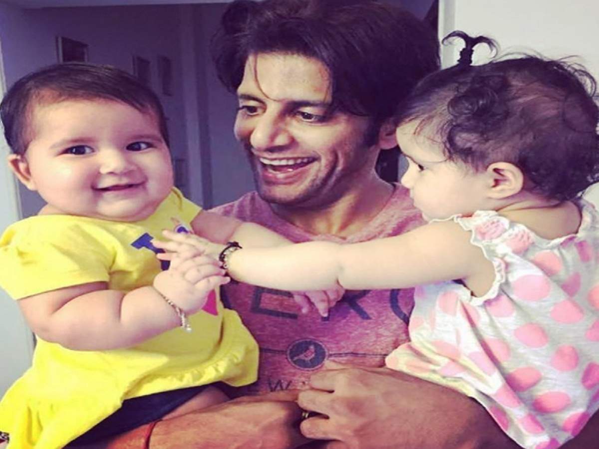 This is how Karanvir Bohra's baby girls react when they see him crying