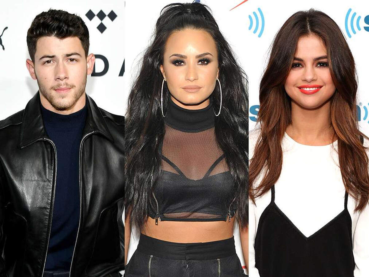 Demi Lovato Unfollows Priyanka Chopra S Beau Nick Jonas And Selena Gomez On Instagram Still Friends On Twitter English Movie News Times Of India