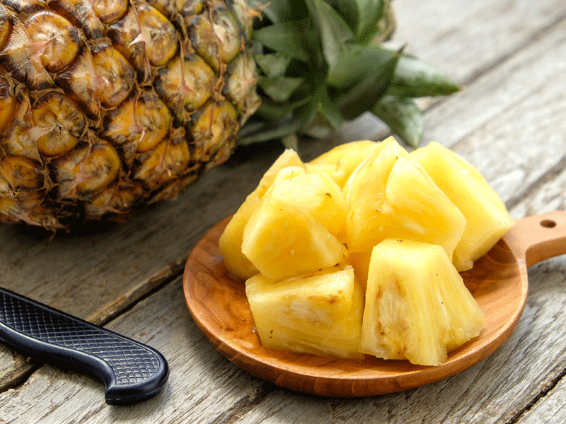 This is how you can easily peel pineapple at home