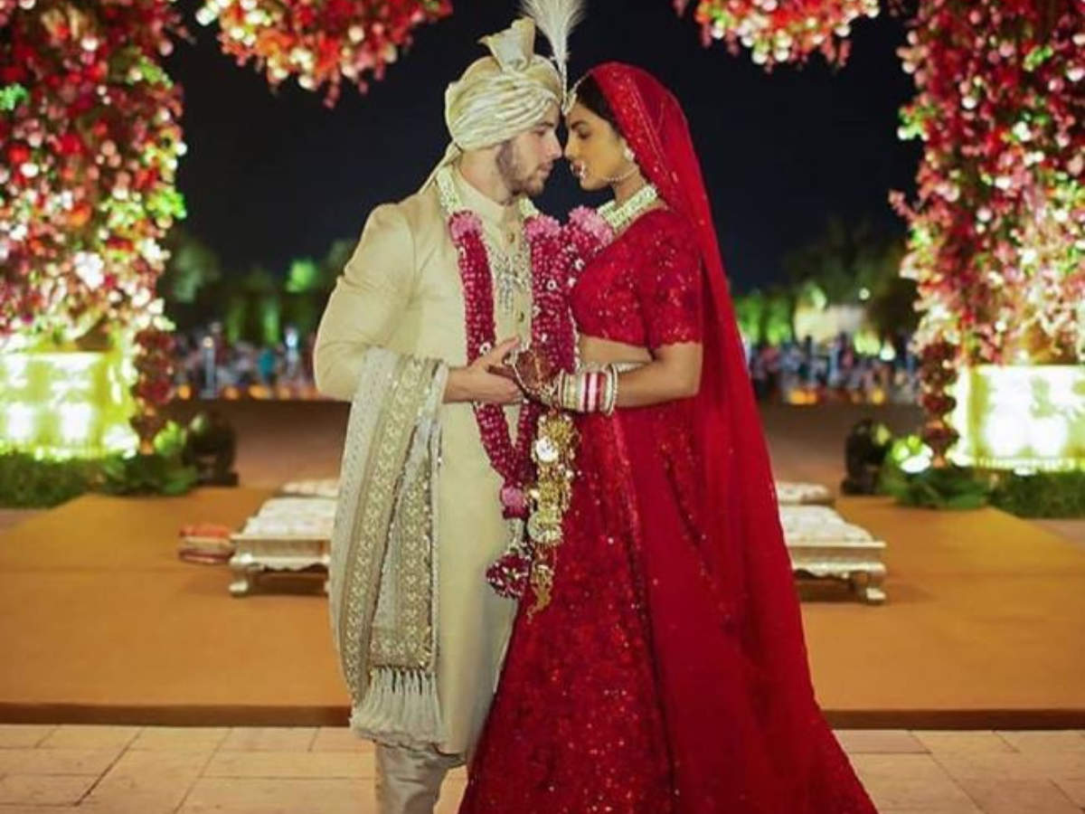 Priyanka Chopra – Nick Jonas wedding: Inside details of the gorgeous wedding  cake and the Sabyasachi lehenga : Bollywood News - Bollywood Hungama