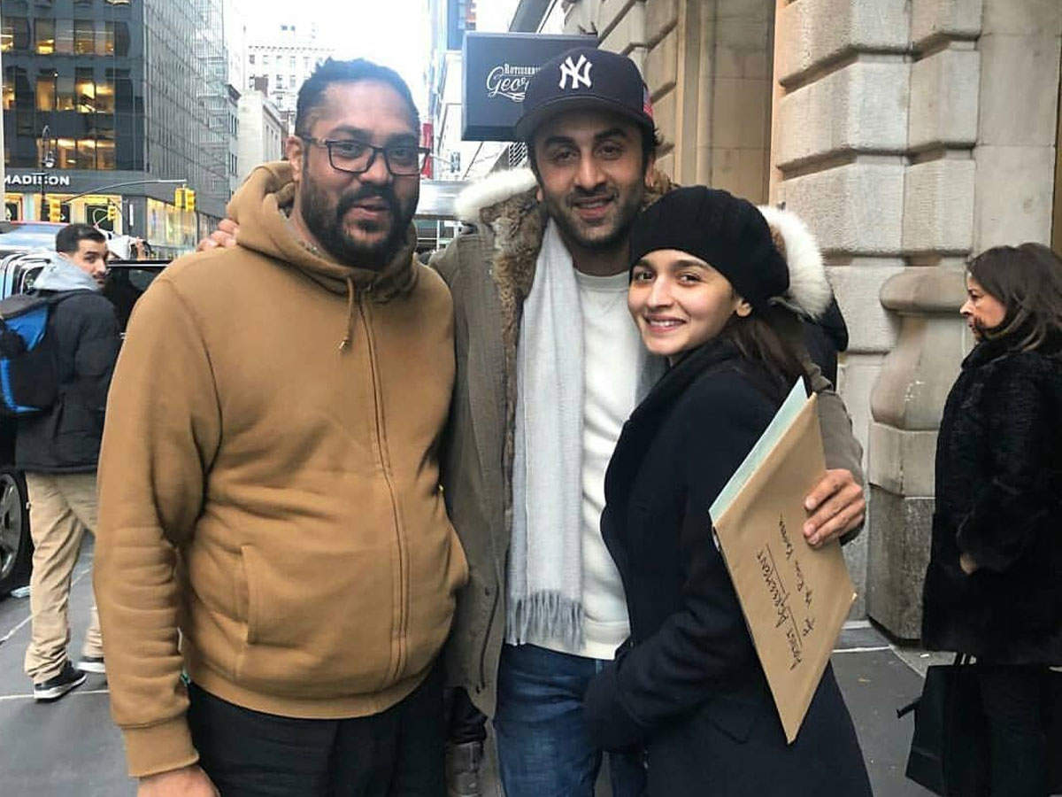 Ranbir Kapoor Poses with a Female Fan in Classic French Beret During His  Vacay in New York (View Pics)