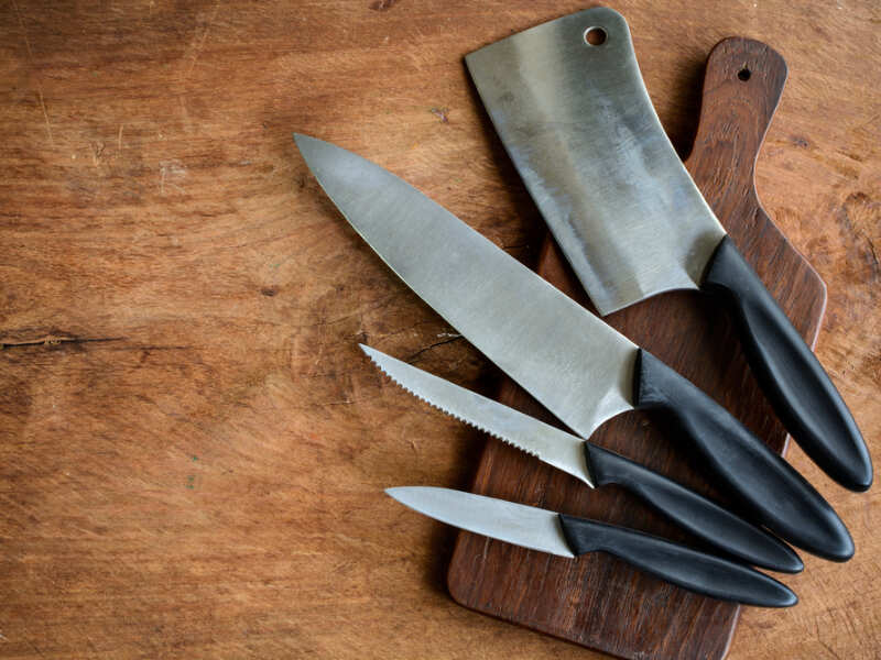 10 knives everyone should have in the kitchen