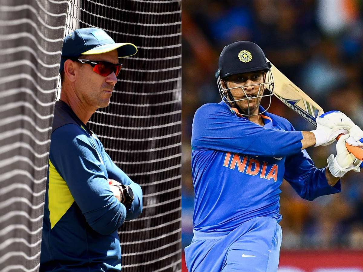 L-R: Justin Langer and MS Dhoni (AFP Photo)