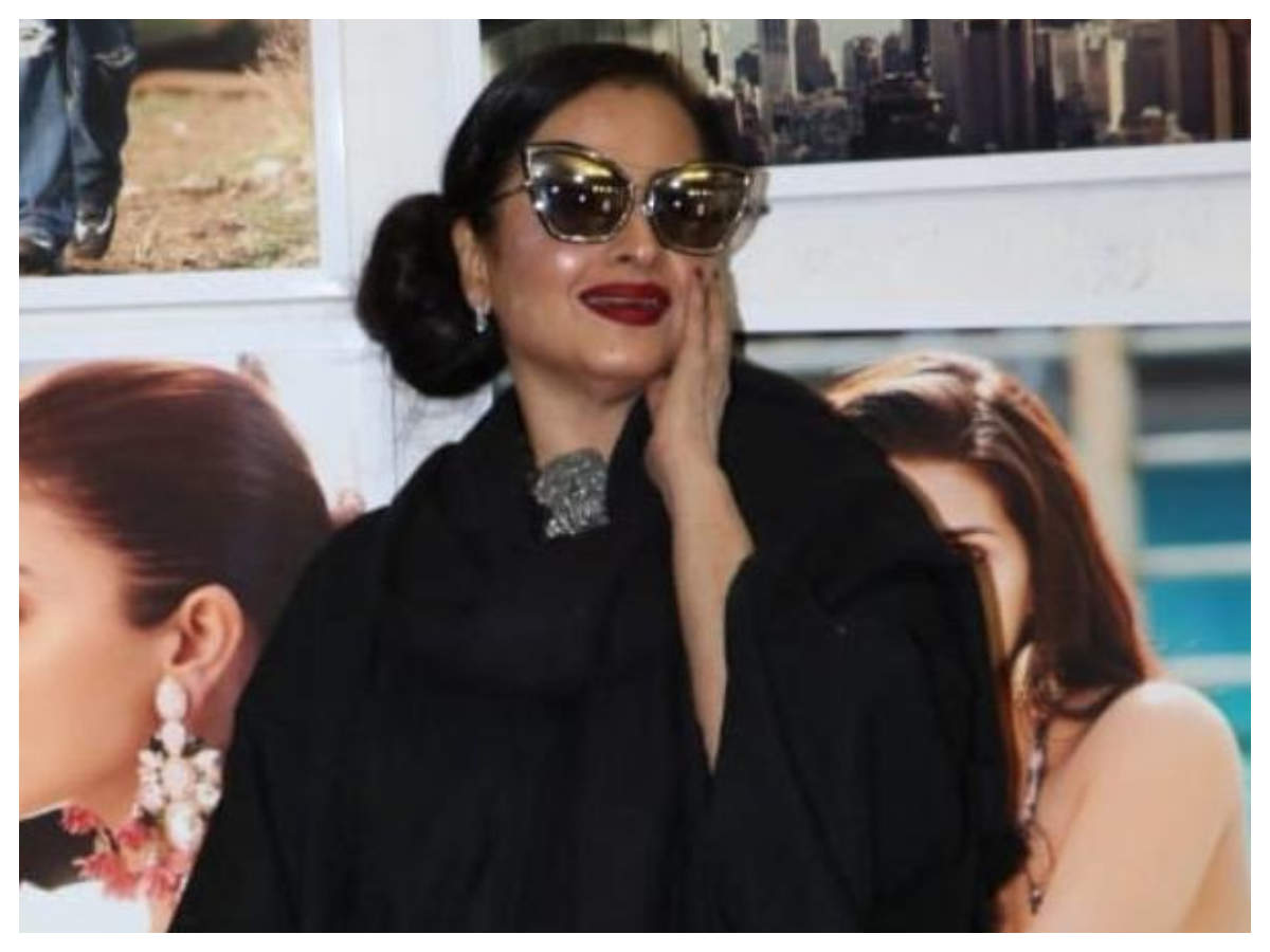 Watch: Rekha's hilarious reaction posing next to Amitabh Bachchan's picture  will leave you in splits | Hindi Movie News - Times of India