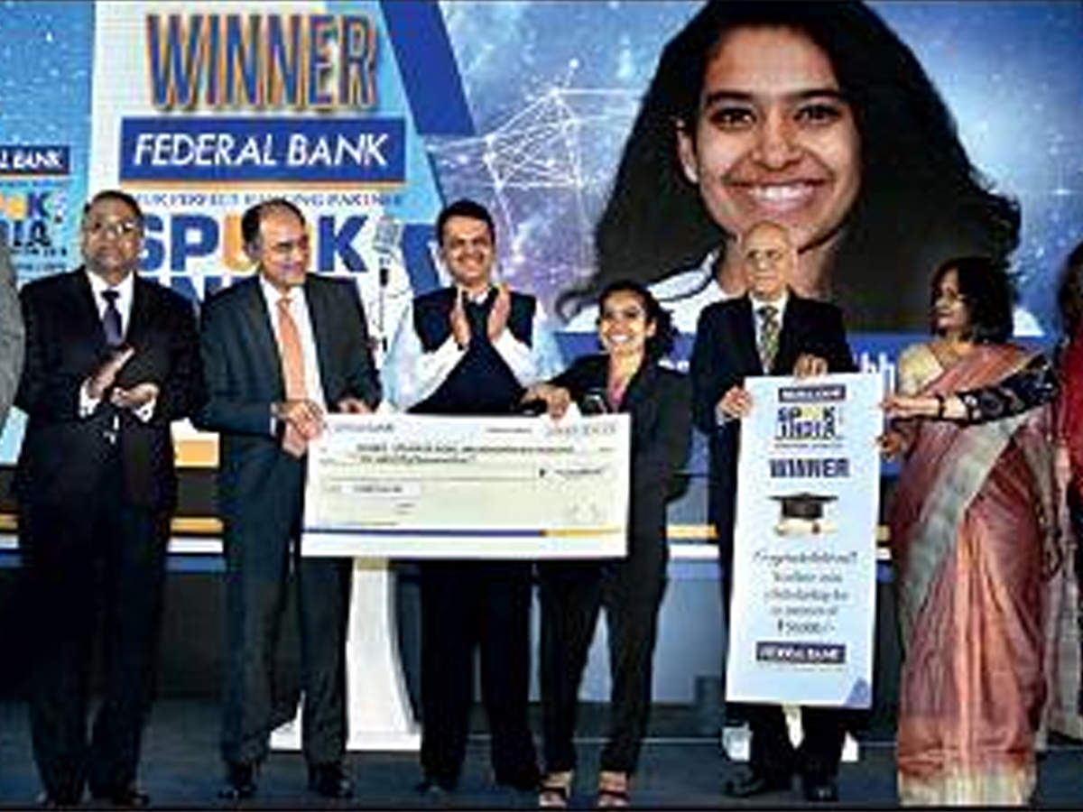 CM Devendra Fadnavis and Federal Bank CEO Shyam Srinivasan (on his right) present the winner’s cheque to Meghana Abhyankar of Ruia College