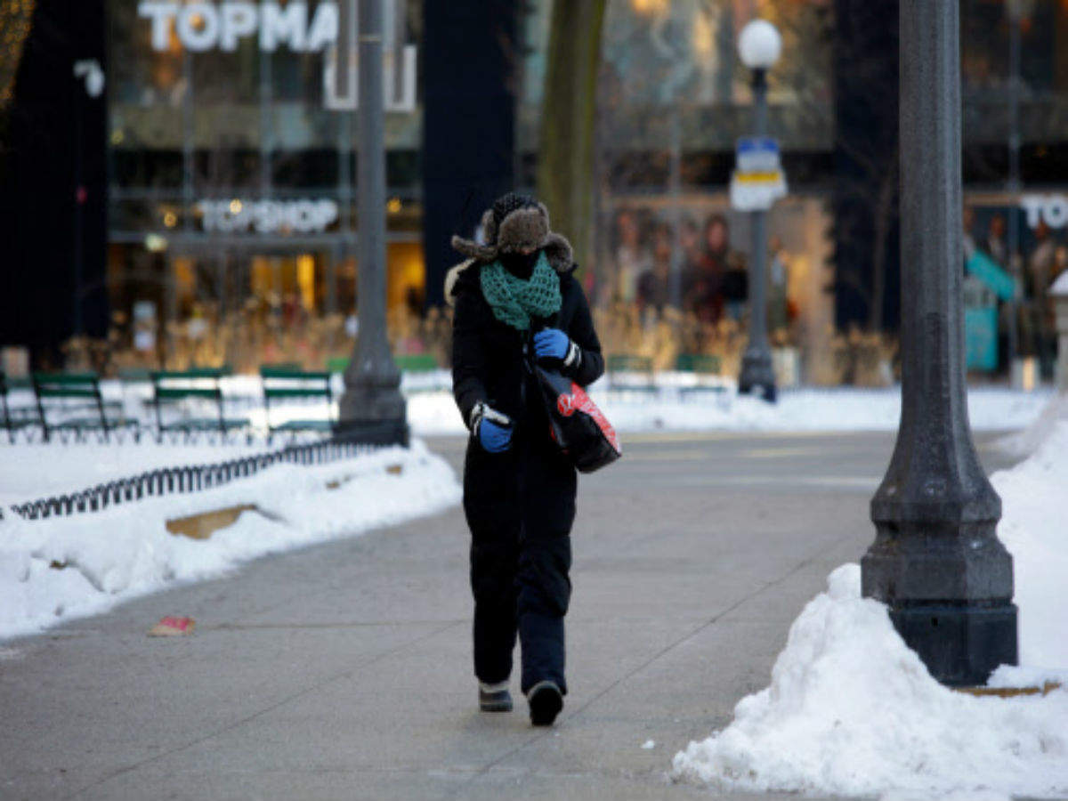 A commuter walks along Michigan Avenue as temperatures dropped to -22 degrees Fahrenheit (-30 Celsius), on January 30, 2019 in Chicago, Illinois: AFP