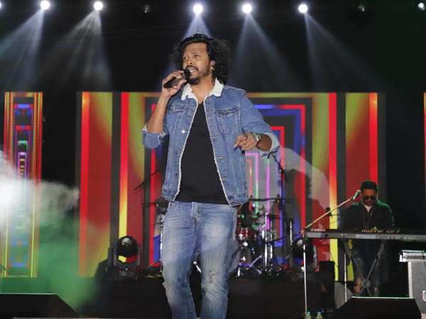 Singer Nakash Aziz charms with his soulful voice at college fest in Jaipur