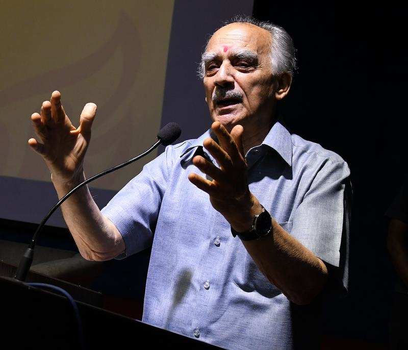 Arun Shourie said it will be fatal for the media houses and personally for journalists if they do not demolish the facade created by government that is mediocre and wants only its word to prevail