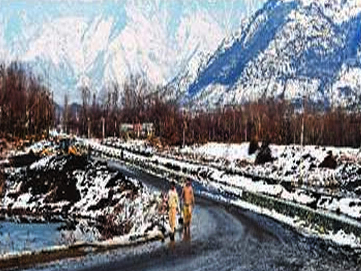 Kashmiri workers walk on a road after heavy snowfall in Srinagar on Saturday. (Photo: AFP)