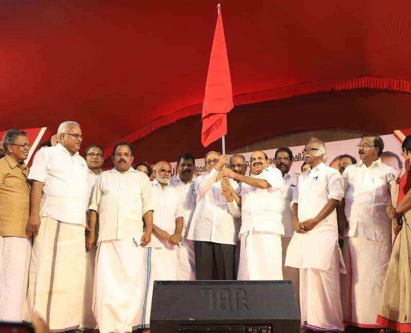 CPI general secretary S Sudhakar Reddy handing over the flag to CPM state secretary Kodiyeri Balakrishnan at the inaugural function of Kerala Samrakshana Yatra in Thiruvananthapuram on Thursday